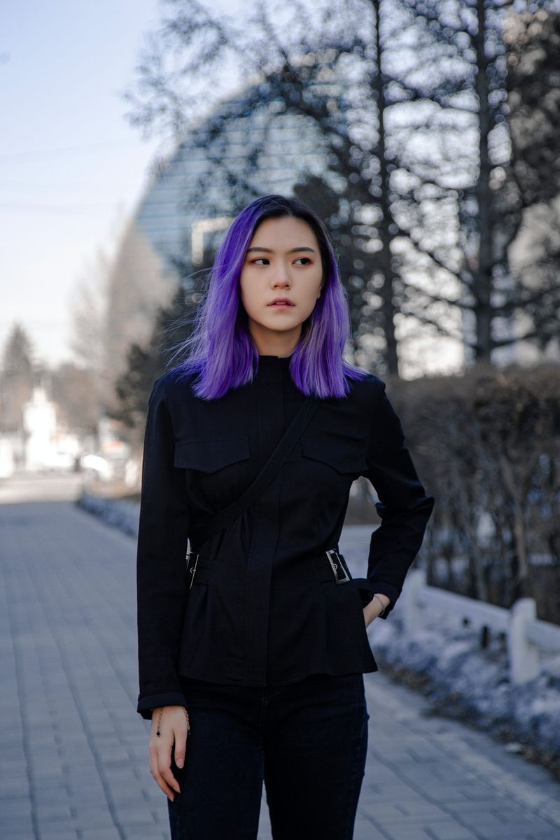 Kako pobarvati črne lase v vijolično brez belila: vse, kar morate vedeti