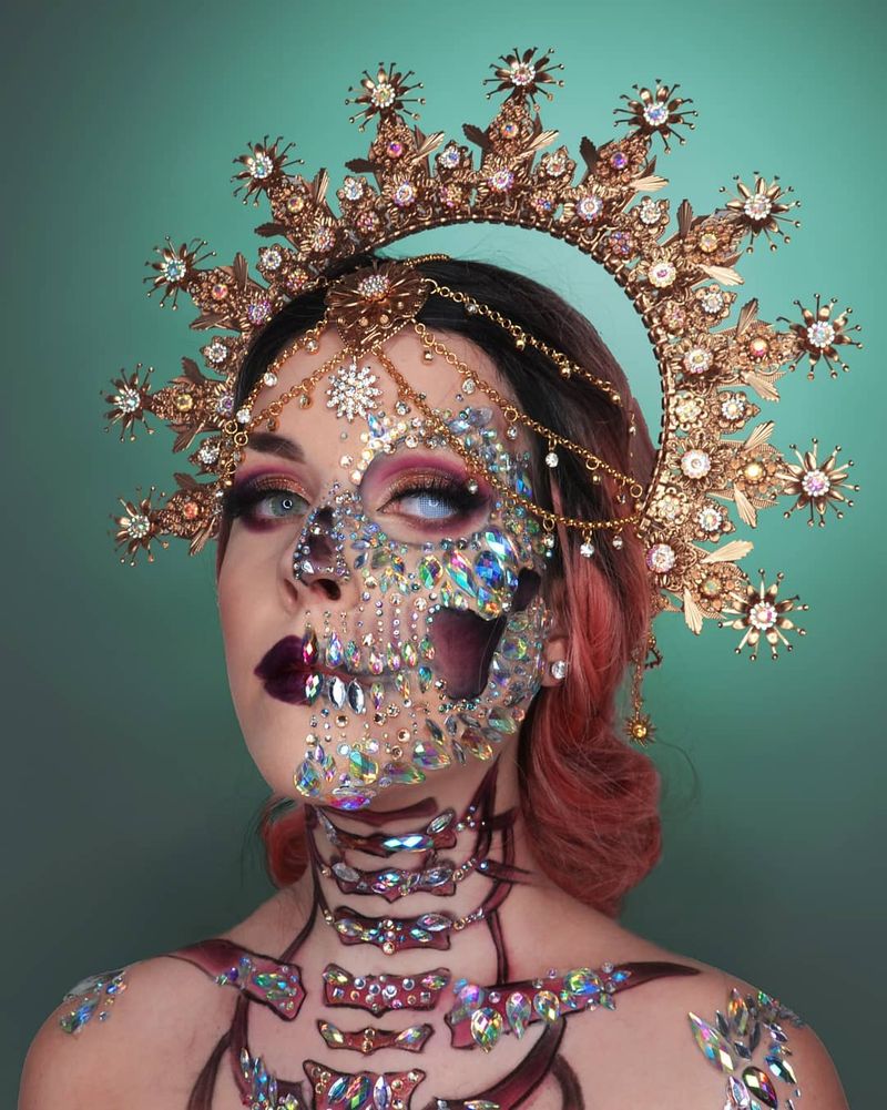 Crâne en demi-sucre orné de bijoux pour les idées de maquillage du jour des morts