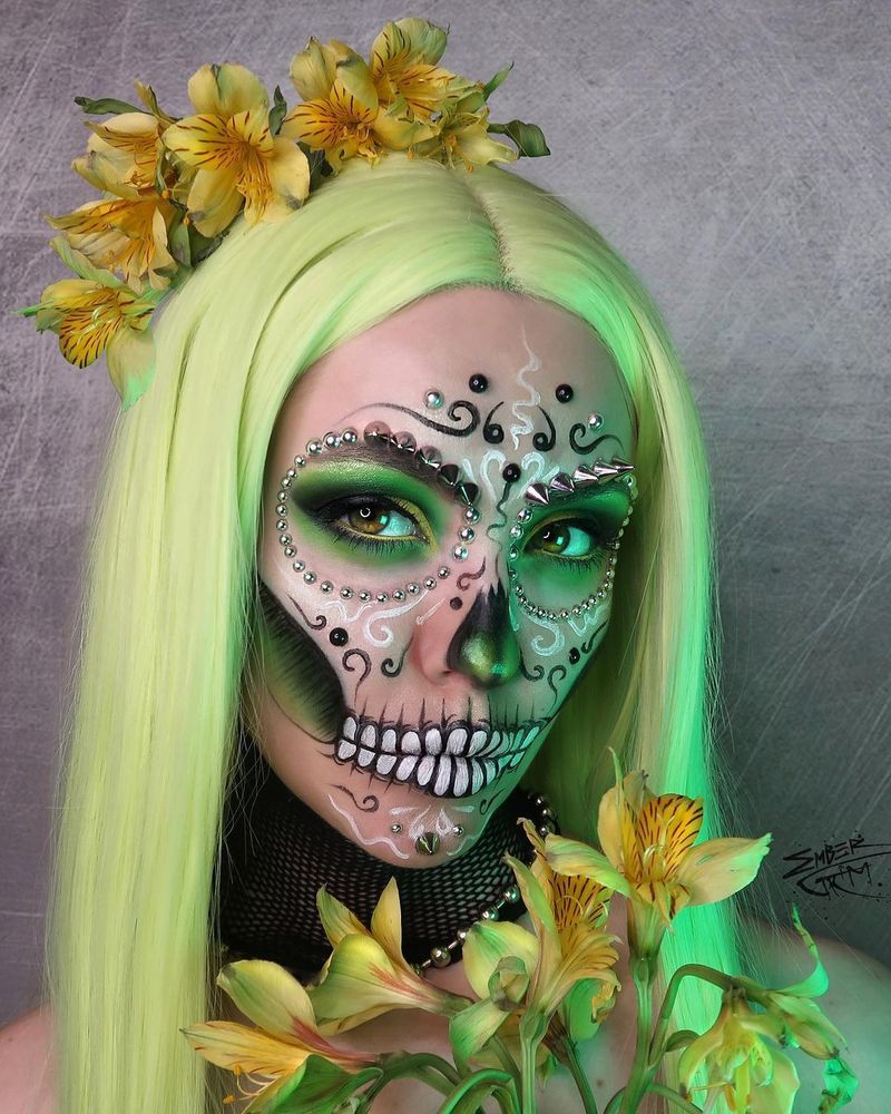 Perruque verte et crâne de sucre aux accents verts pour Day of The Dead Makeup Ideas