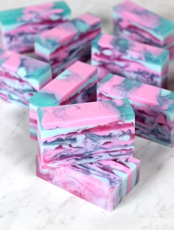Recettes faciles de fabrication de savon pour les débutants : Savon Cosmic Cotton Candy