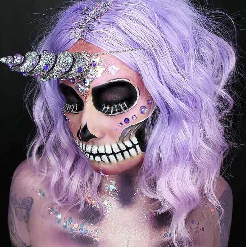 Day of the dead Halloween makeup ideer, lilla hår ser ut