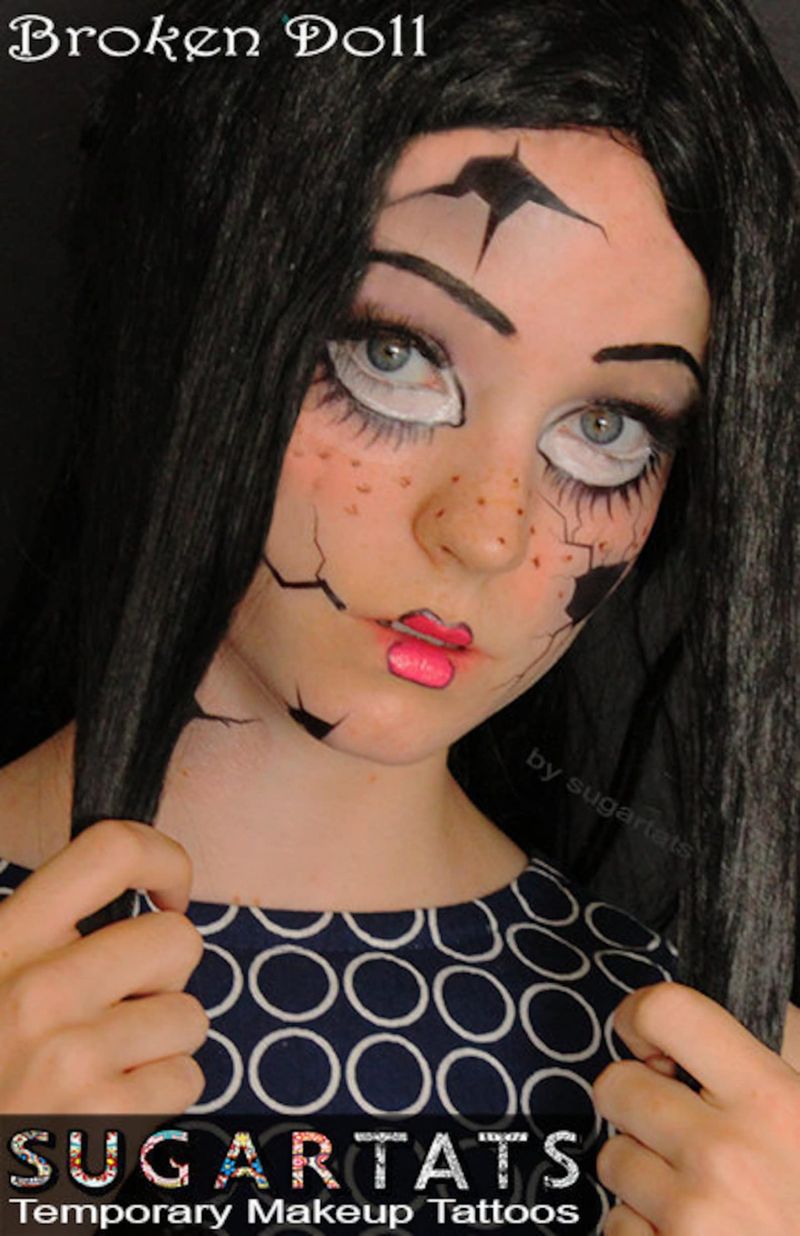 Zlomljena lutka ličila za noč čarovnic