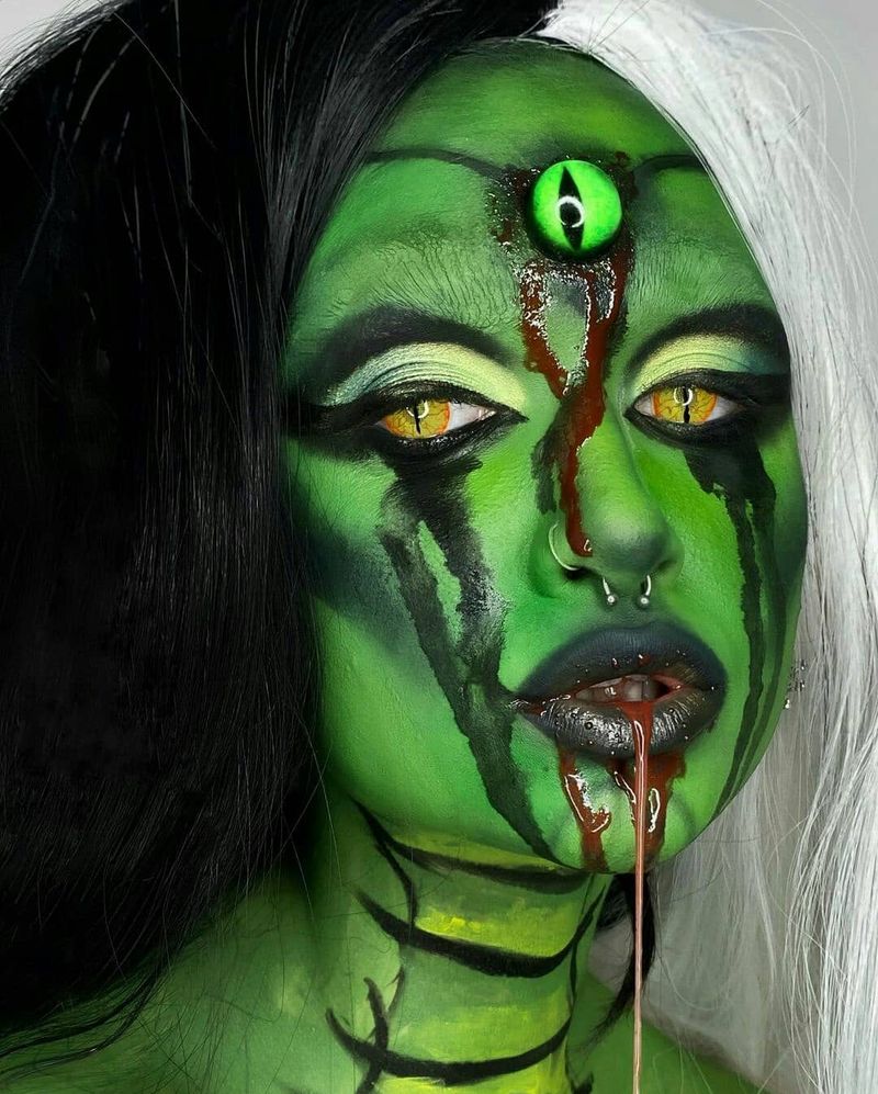 Krvavi plazilec za strašljive kostume za noč čarovnic za ženske
