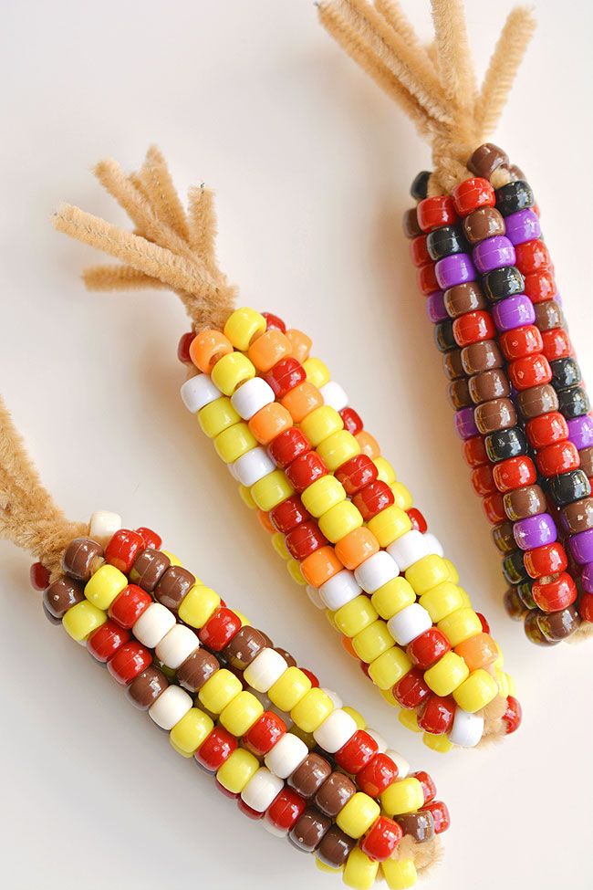 Artisanat facile de Thanksgiving pour les enfants : Cure-pipe perlé Maïs indien