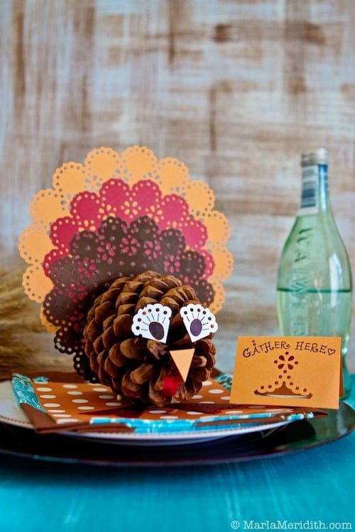 Artisanat facile de Thanksgiving pour les enfants : pièce maîtresse de la dinde en forme de pomme de pin