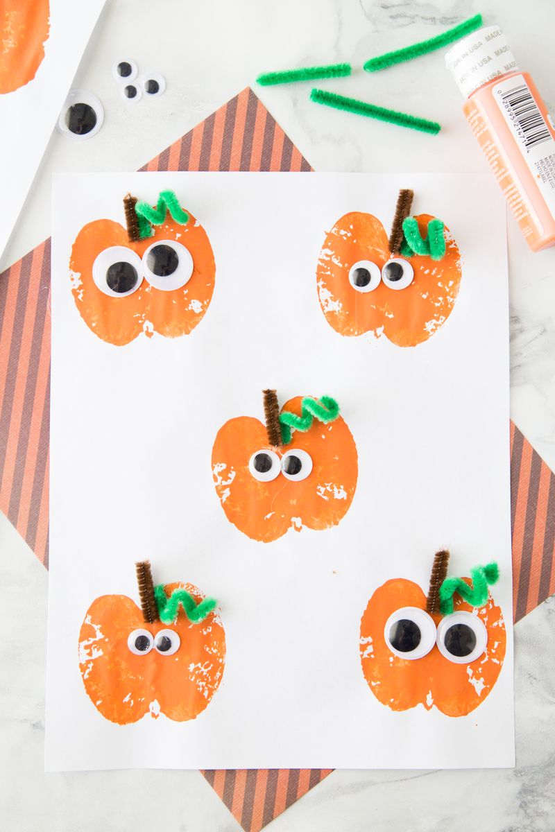 Artisanat facile de Thanksgiving pour les enfants : Apple Stamping Pumpkin Craft