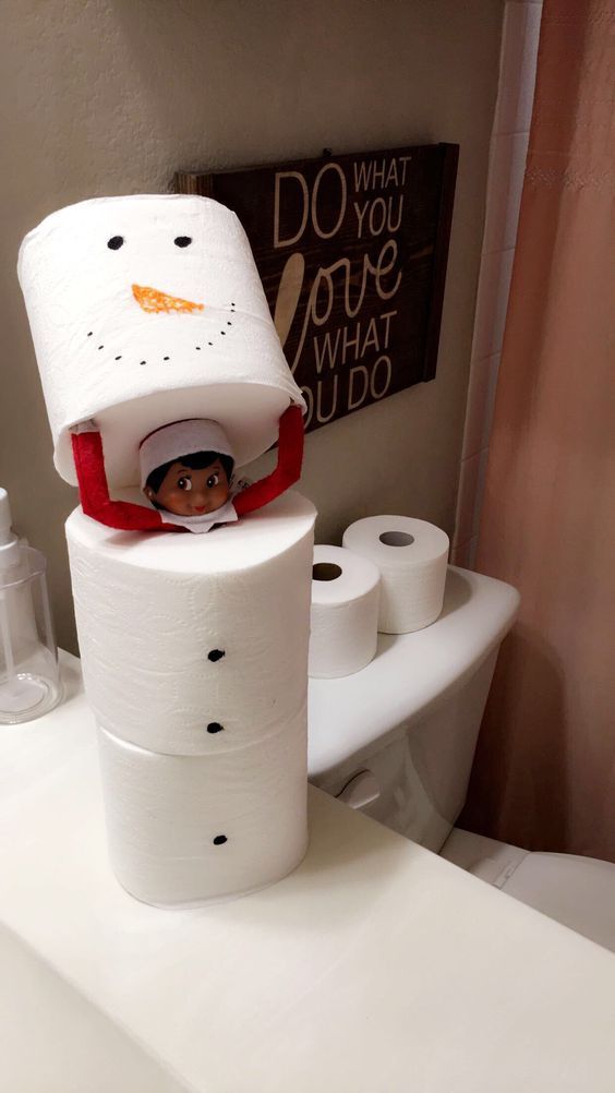 Smiješne ideje vilenjaka na polici u kupaonici s toaletnim papirom