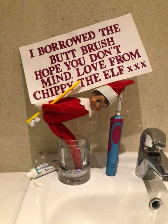Nestašni vilenjak na polici ideje s četkicom za zube u kupaonici