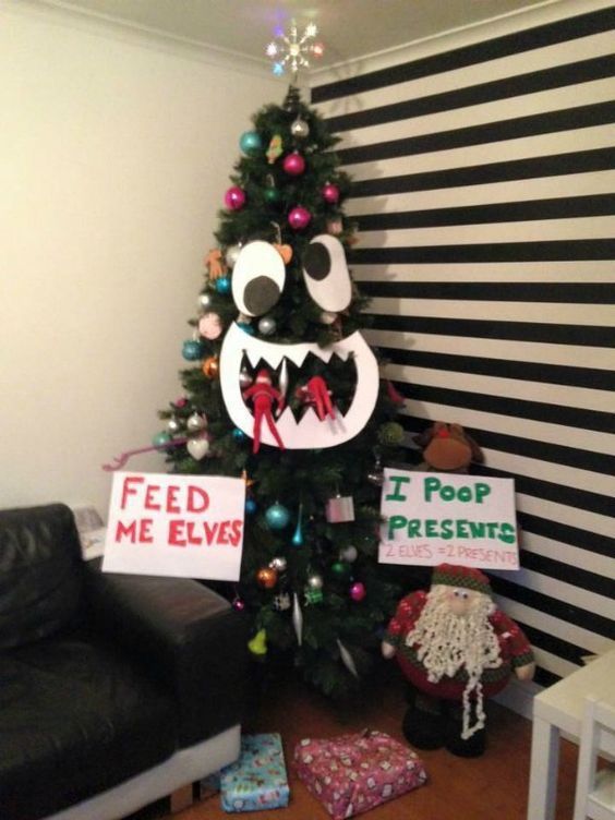 Nestašni vilenjak na polici ideje s božićnim drvcem