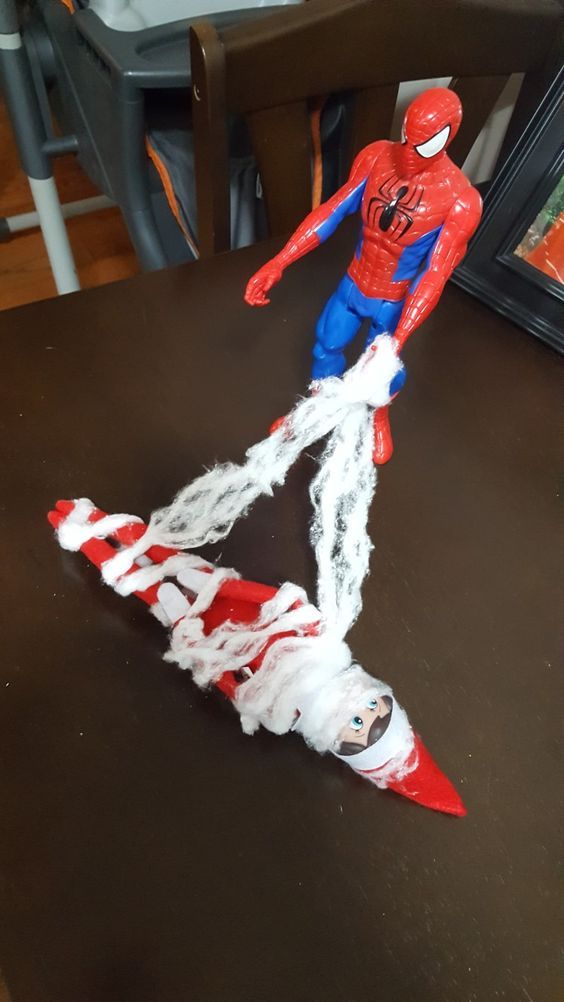 Urnebesni zamotani vilenjak na polici s igračkom Spiderman