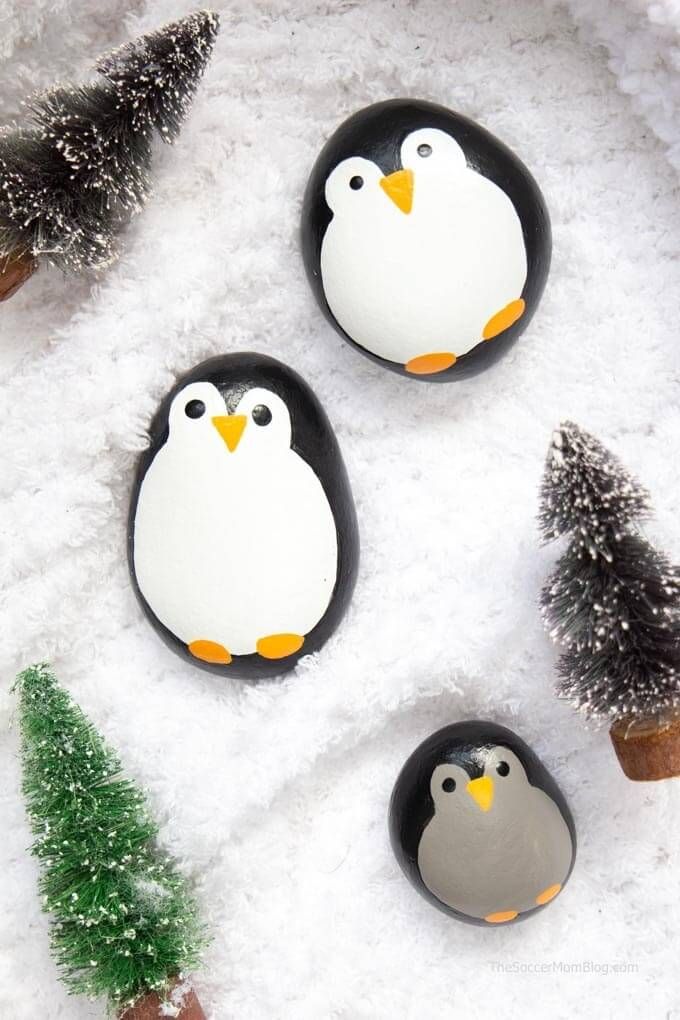 Pingouin peint des roches