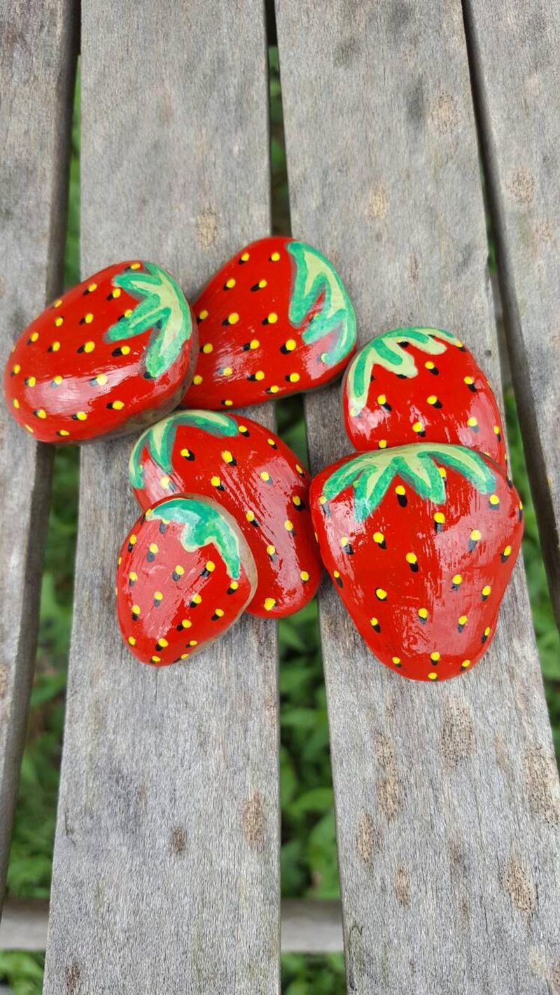 Roches peintes à la fraise