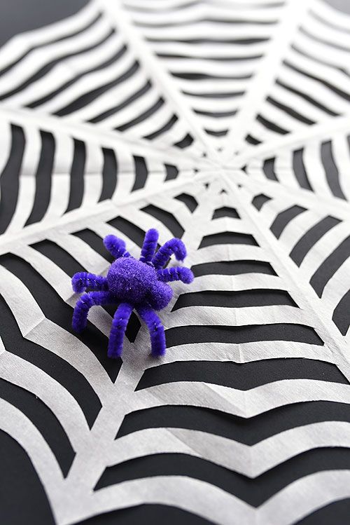 مصنوعات الهالوين السهلة للأطفال: شبكات العنكبوت الورقية
