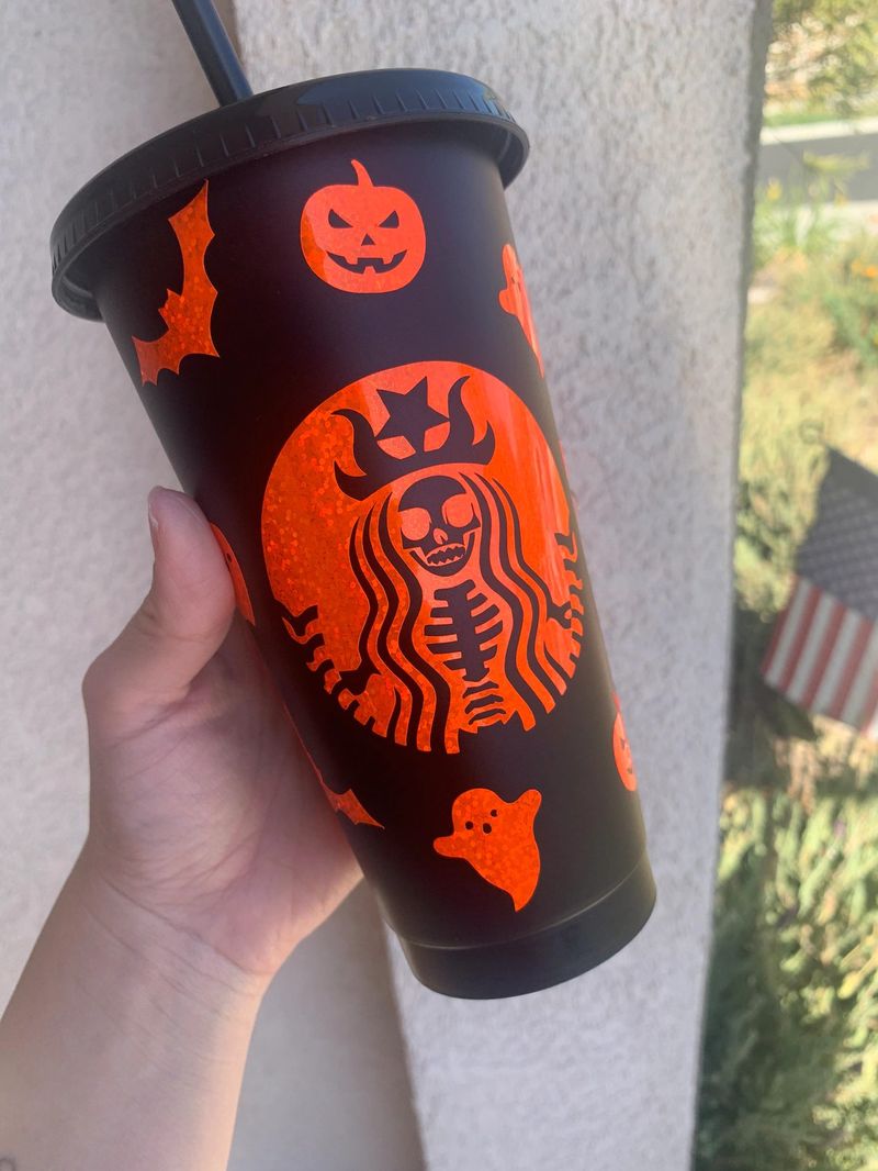 Crno i neonsko narančasto prilagođena Starbucksova šalica za Noć vještica