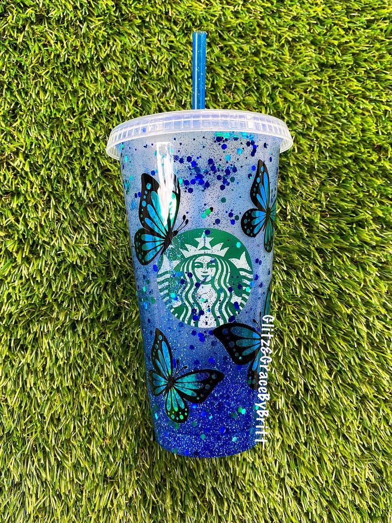 Starbucks šalica sa plavim svjetlucavima i leptirima