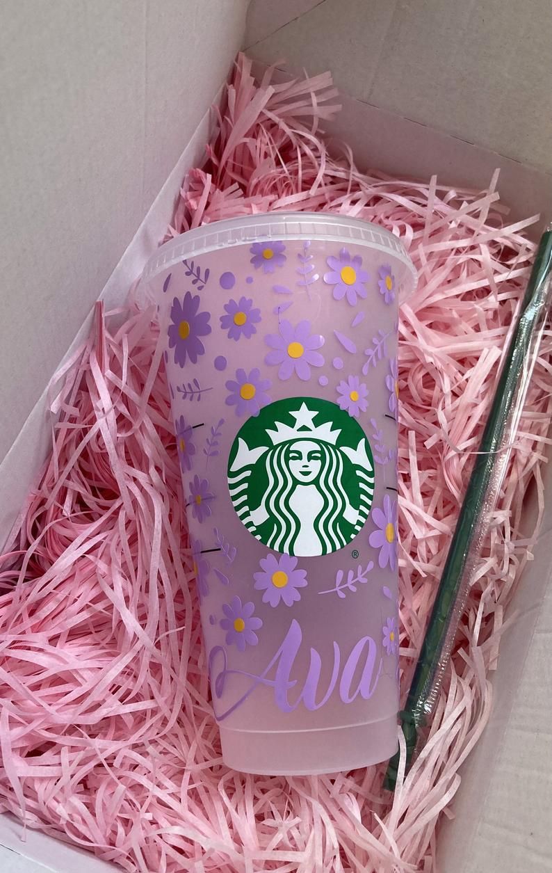 Personalizirana Starbucks čaša s ljubičastim cvjetovima