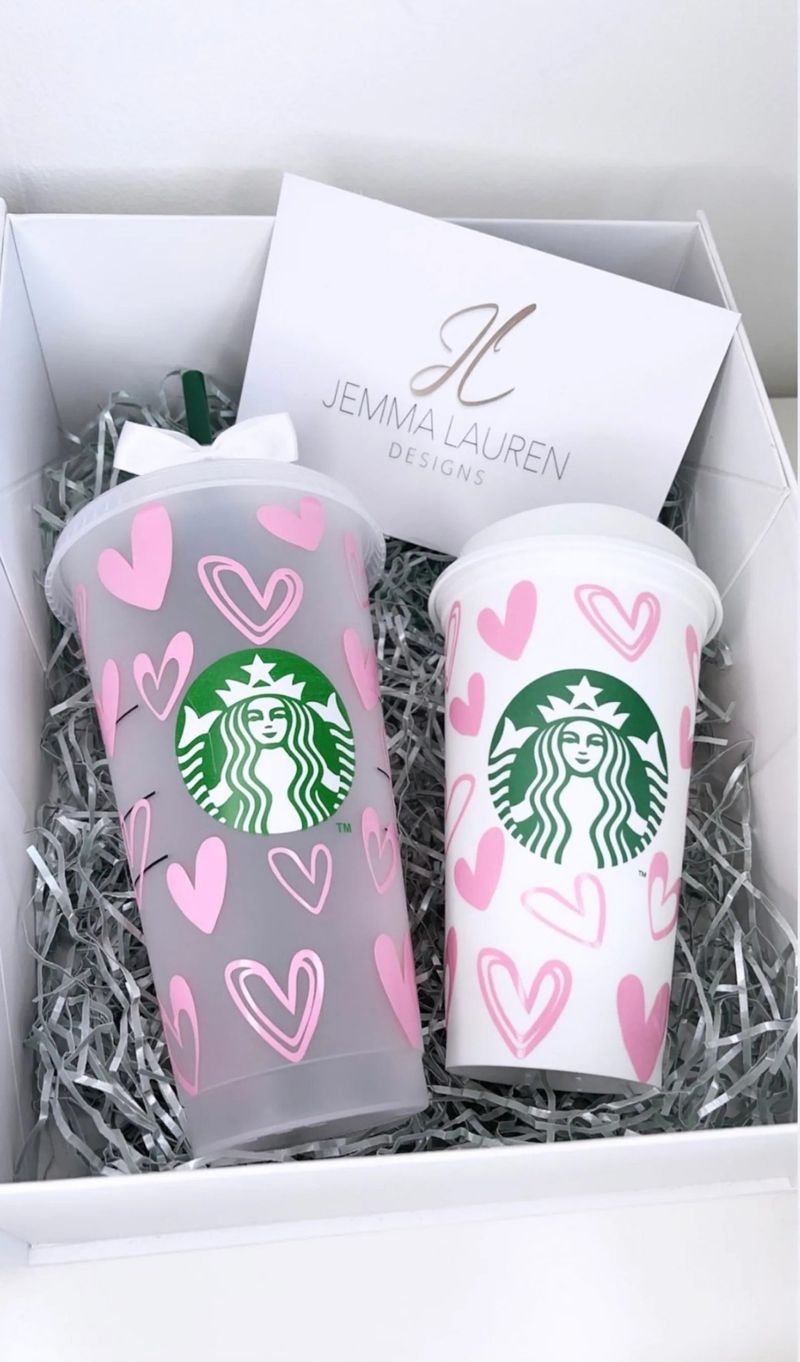 Tasse Starbucks personnalisée rose avec des coeurs