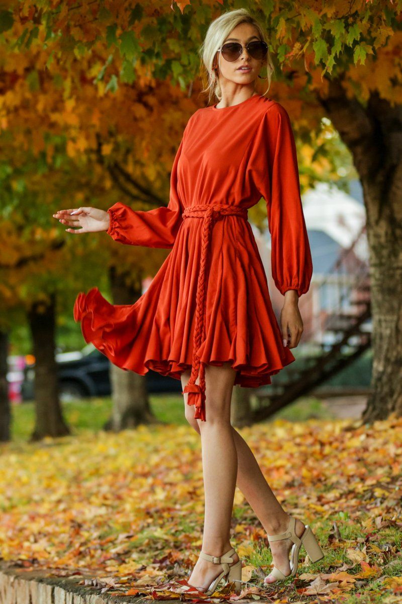 Gebranntes orangefarbenes Kleid für den Herbst