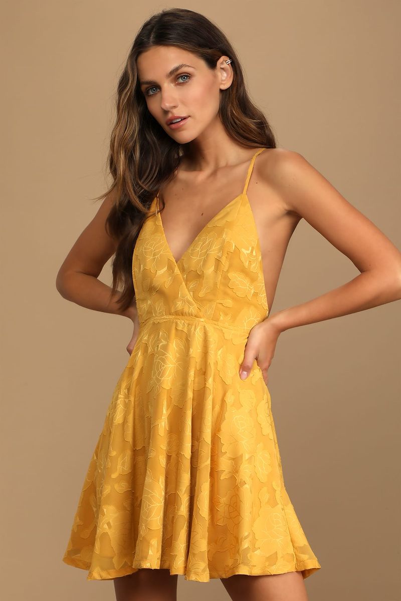 बेस्ट मार्डी ग्रास आउटफिट्स: येलो फ्लोरल स्केटर ड्रेस