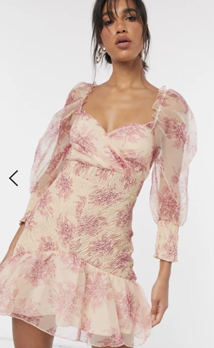 Ružičasta cvjetna mini haljina s napuhanim rukavima