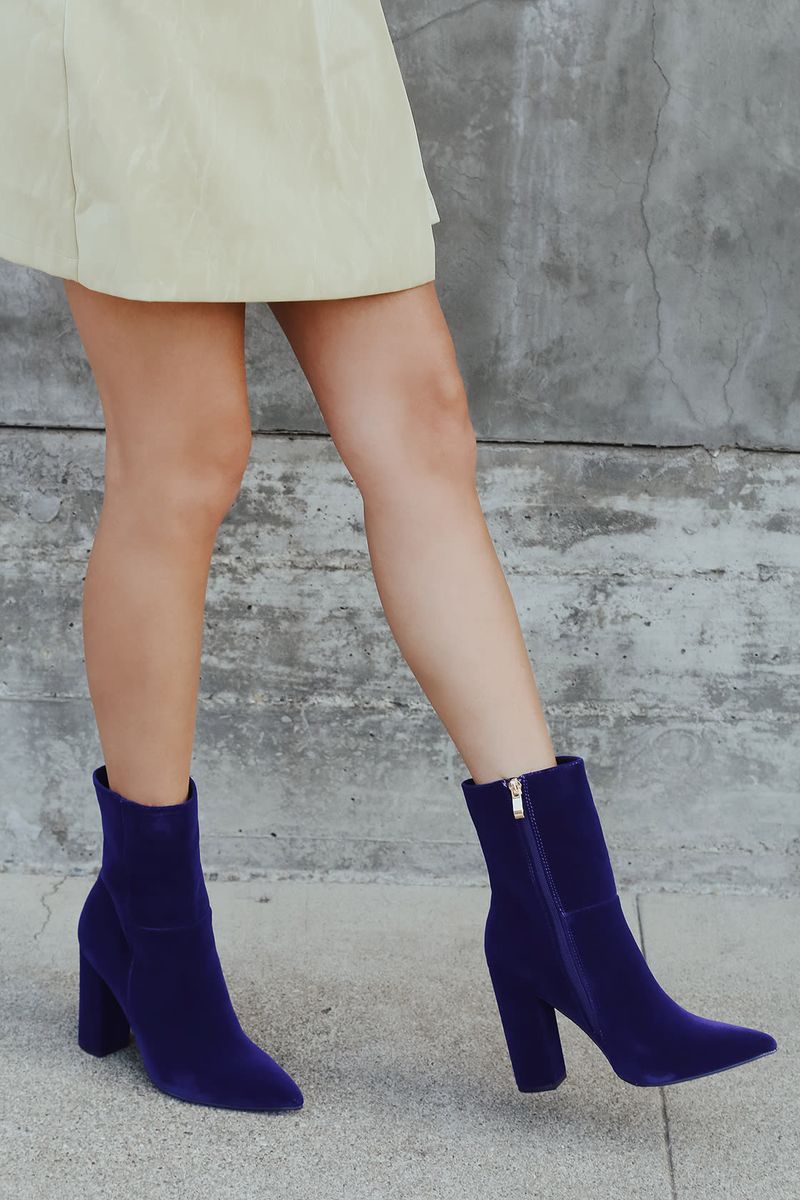 Najboljši barvni čevlji, ki jih lahko nosite s svetlo modro obleko: kraljevsko modri gležnjarji