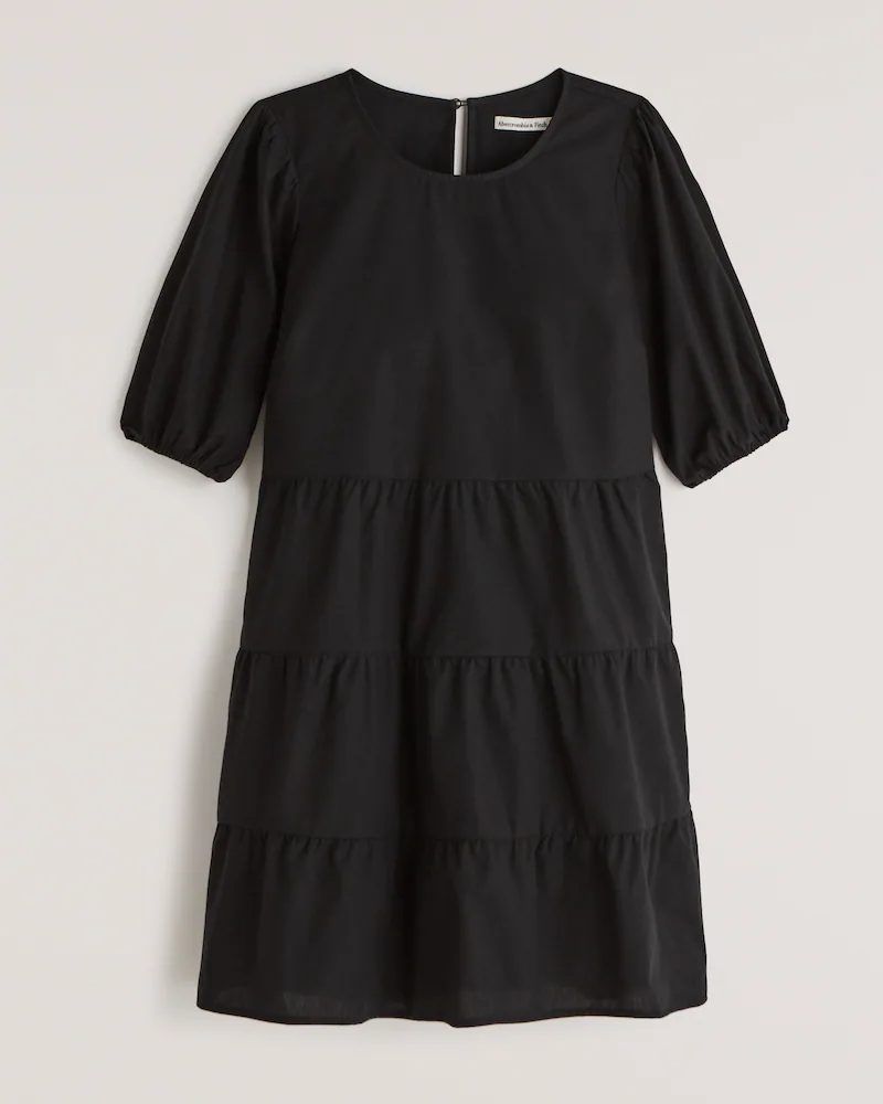 Базова чорна сукня для мінімалістичного французького капсульного гардеробу