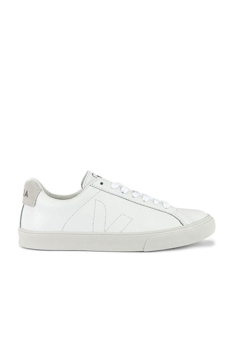 Класичні білі кросівки для мінімалістичного французького капсульного гардеробу