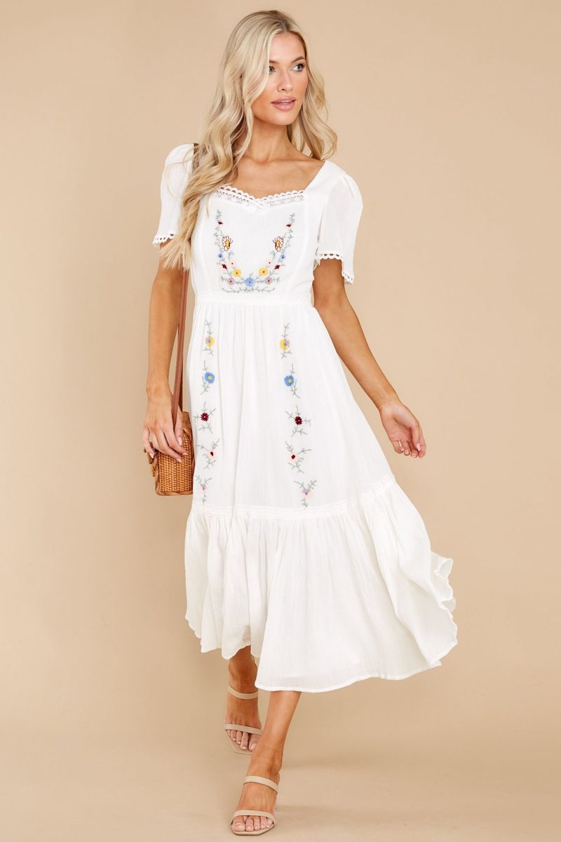 Bijela midi cottagecore haljina s cvjetnim vezom