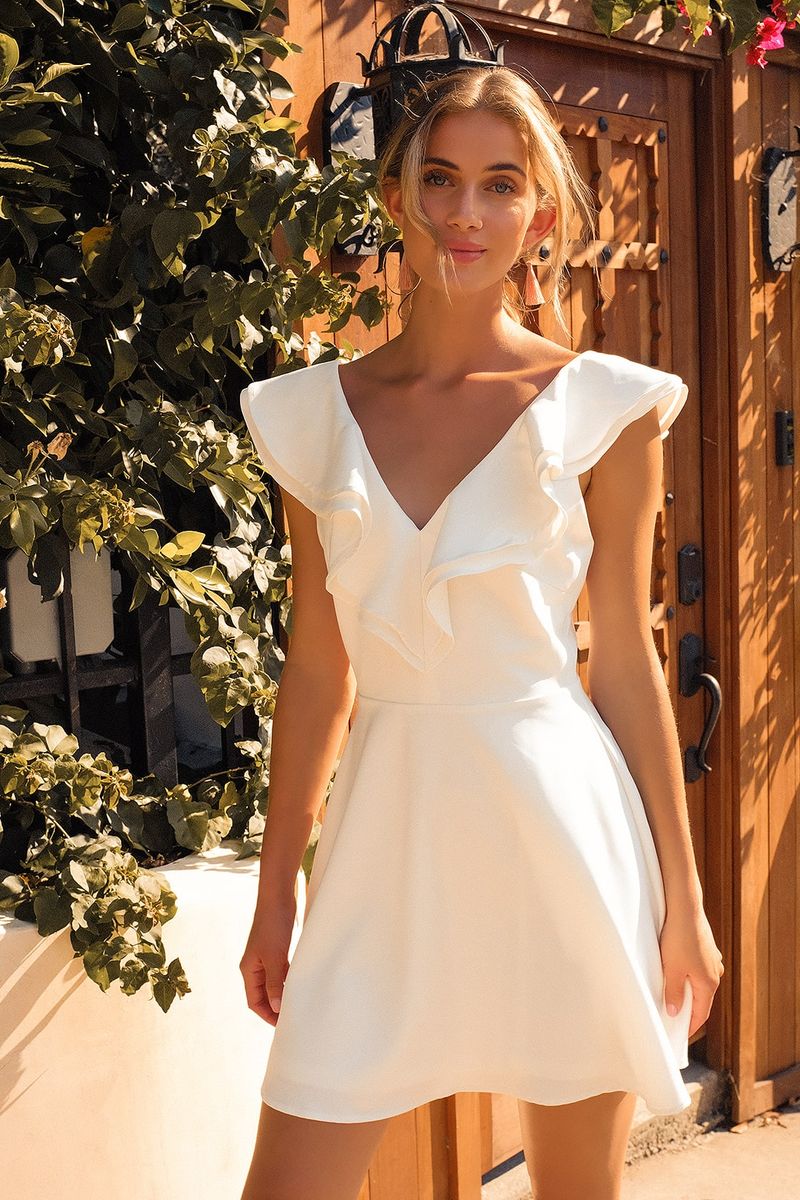 Ležerna bijela klizač haljina s volanima za ljeto