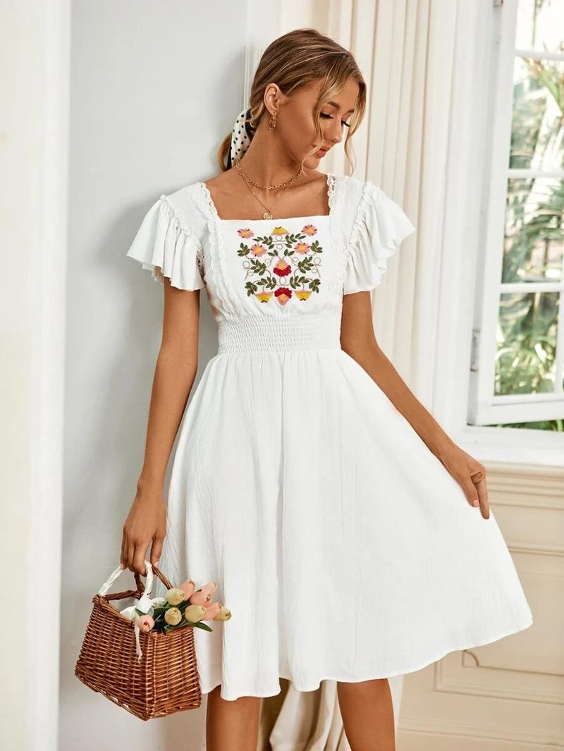 Bijela cottagecore haljina s cvjetnim vezom, bijela mliječnica haljina