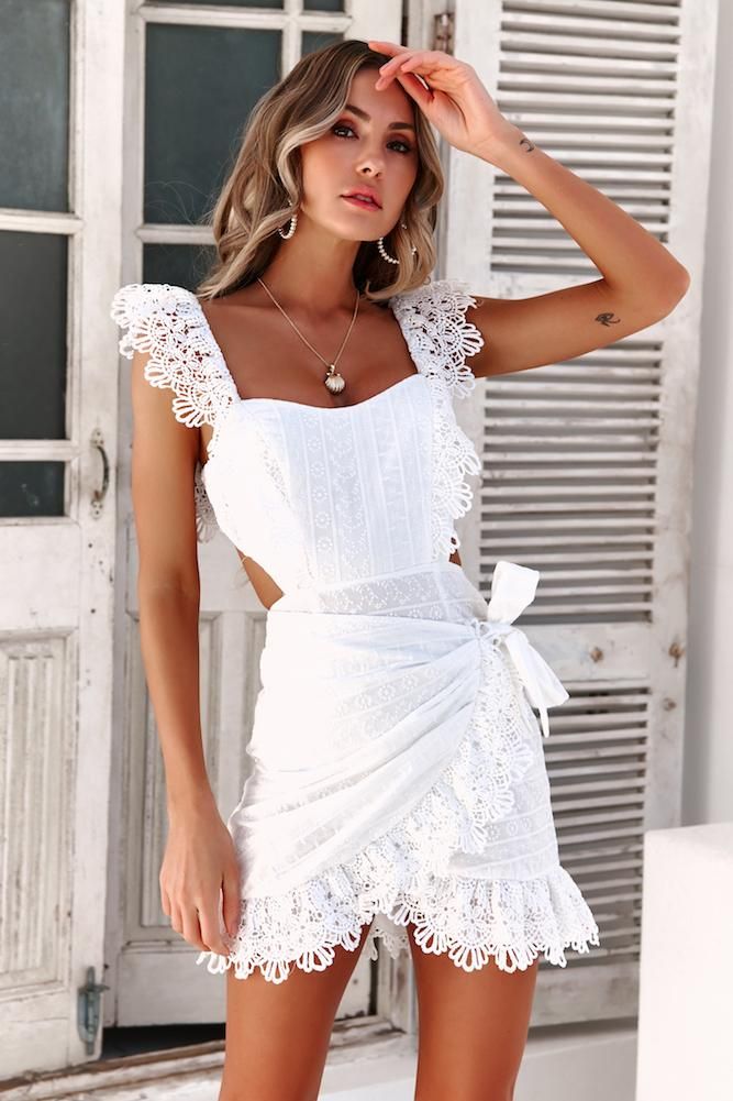 فستان أبيض قصير من الدانتيل