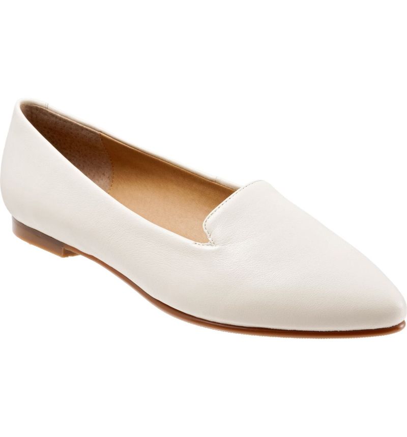 Najbolje minimalističke cipele za ured: bijele mokasine s šiljastim prstima