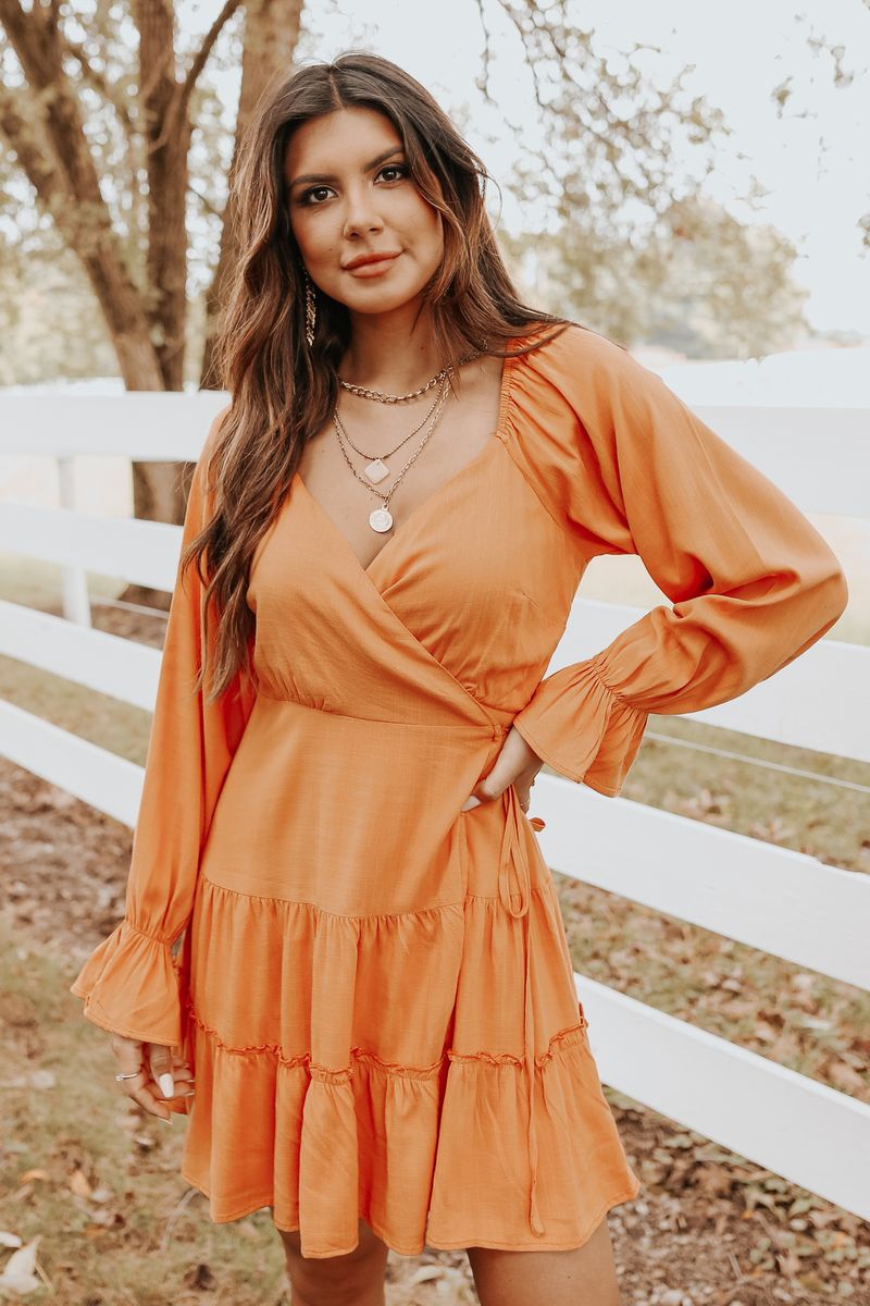 Uzun kollu turuncu dökümlü bahar elbisesi
