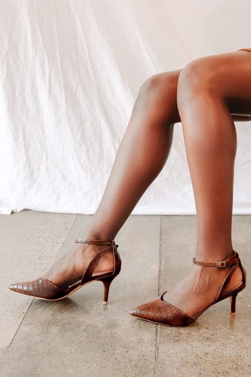 Minkä värisiä kenkiä käyttää viininpunaisen mekon kanssa: Ruskeat olkapäälliset sandaalit