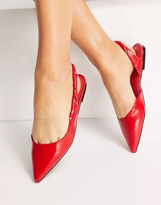 რა ფერის ფეხსაცმელი ჩაიცვათ შინდისფერ კაბასთან: კაშკაშა წითელი სლინგბეკები