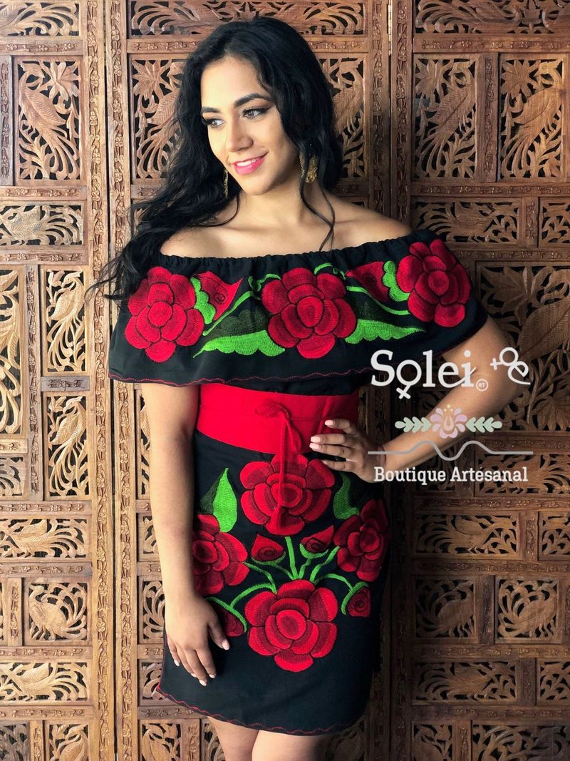 Musta ja ruusunpunainen meksikolainen mekko