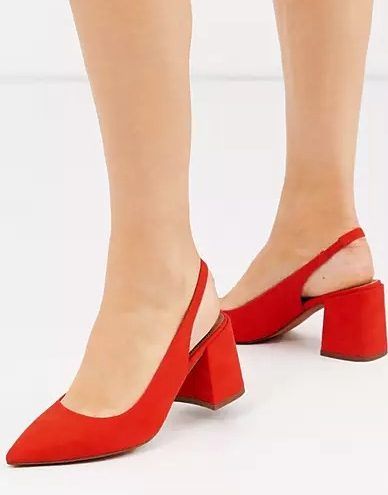 Найкращі кольори взуття, які можна носити з чорною сукнею: червоні туфлі на підборах