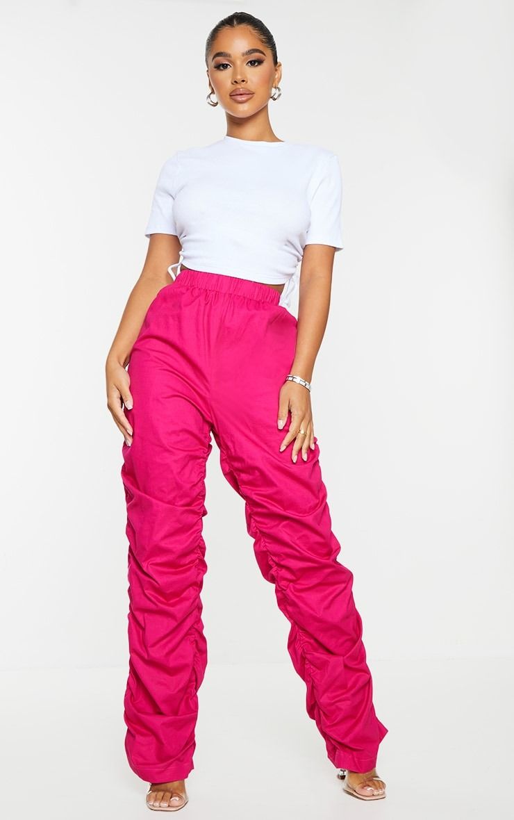 Pantalon cargo rose vif avec haut blanc