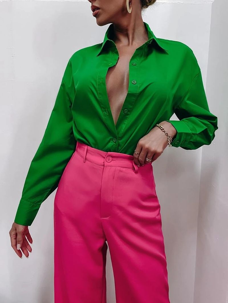 Pantalon rose chaud avec chemise verte