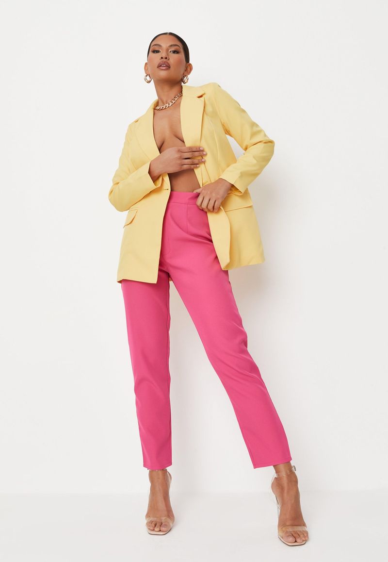 Pantalon rose avec blazer jaune
