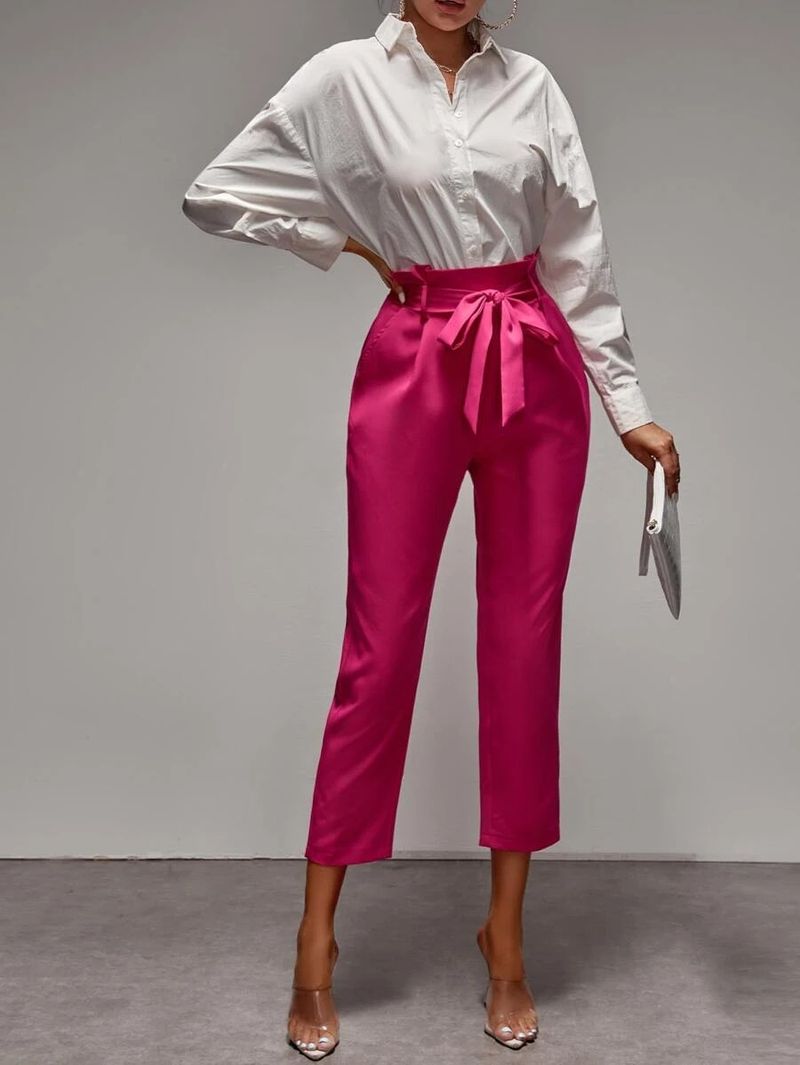 Pantalon rose vif en satin avec chemise blanche