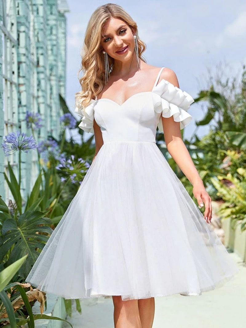 Fırfırlı beyaz kokteyl elbisesi