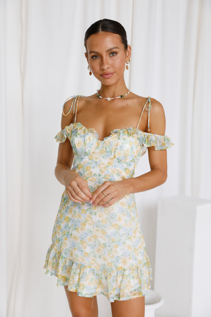   Şirin çiçekli fırfırlı mini elbise