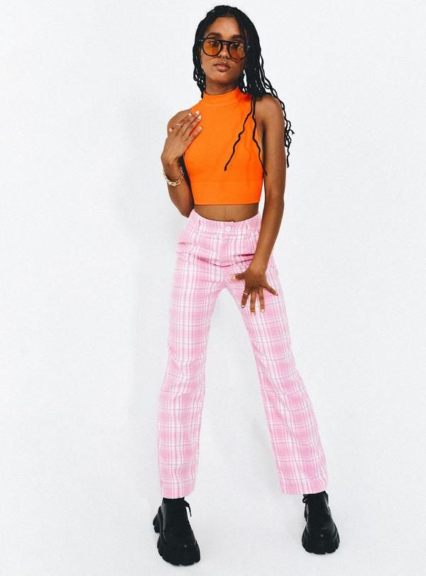 Narančasti top s halterom i nježno ružičaste karirane hlače