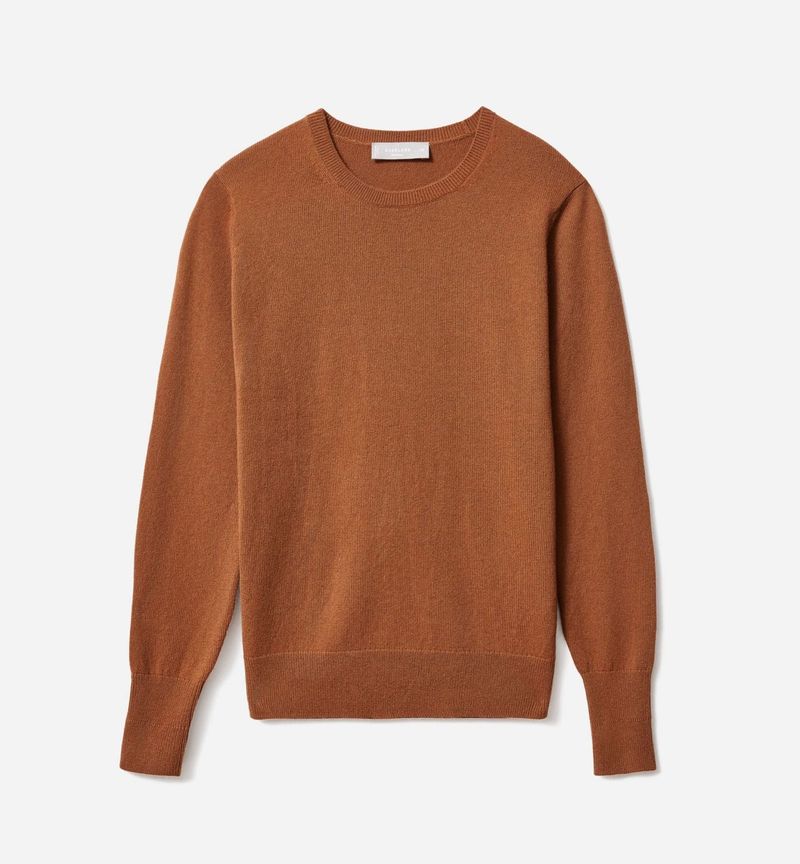 Стійкий светр верблюжого коричневого кольору з круглим вирізом