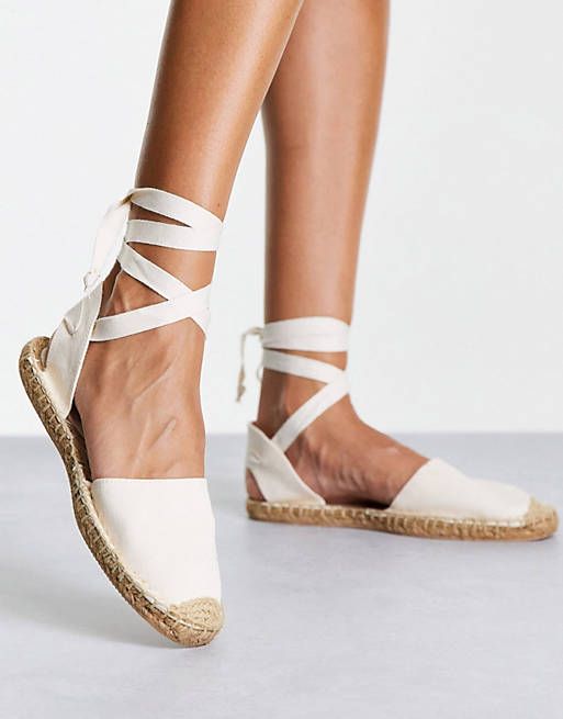 Čevlji, ki jih lahko nosite z maksi krili: bele espadrile z naramnicami