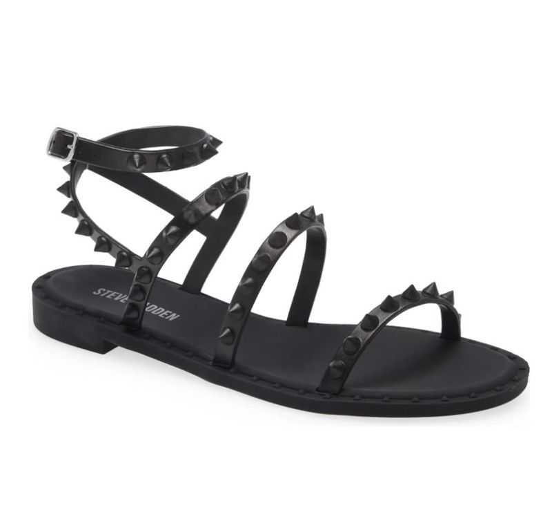 Čevlji, ki jih lahko nosite z maksi krili: črni sandali z naramnicami