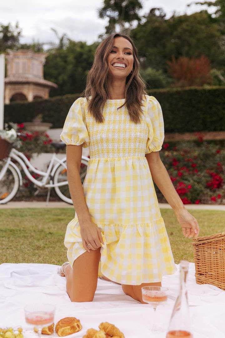 Žuta mini haljina za piknik s gingham printom