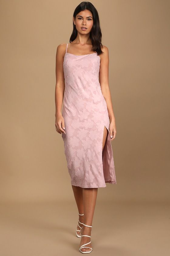 Zgaszona różowa sukienka midi dla gości weselnych