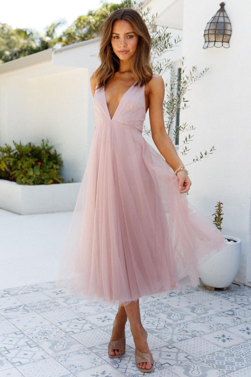 Zgaszona różowa tiulowa sukienka dla gości weselnych